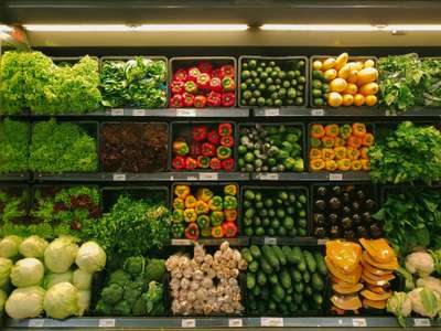 Vielseitige Auswahl an frischem Obst und Gemüse nach Art sortiert im Supermarkt.