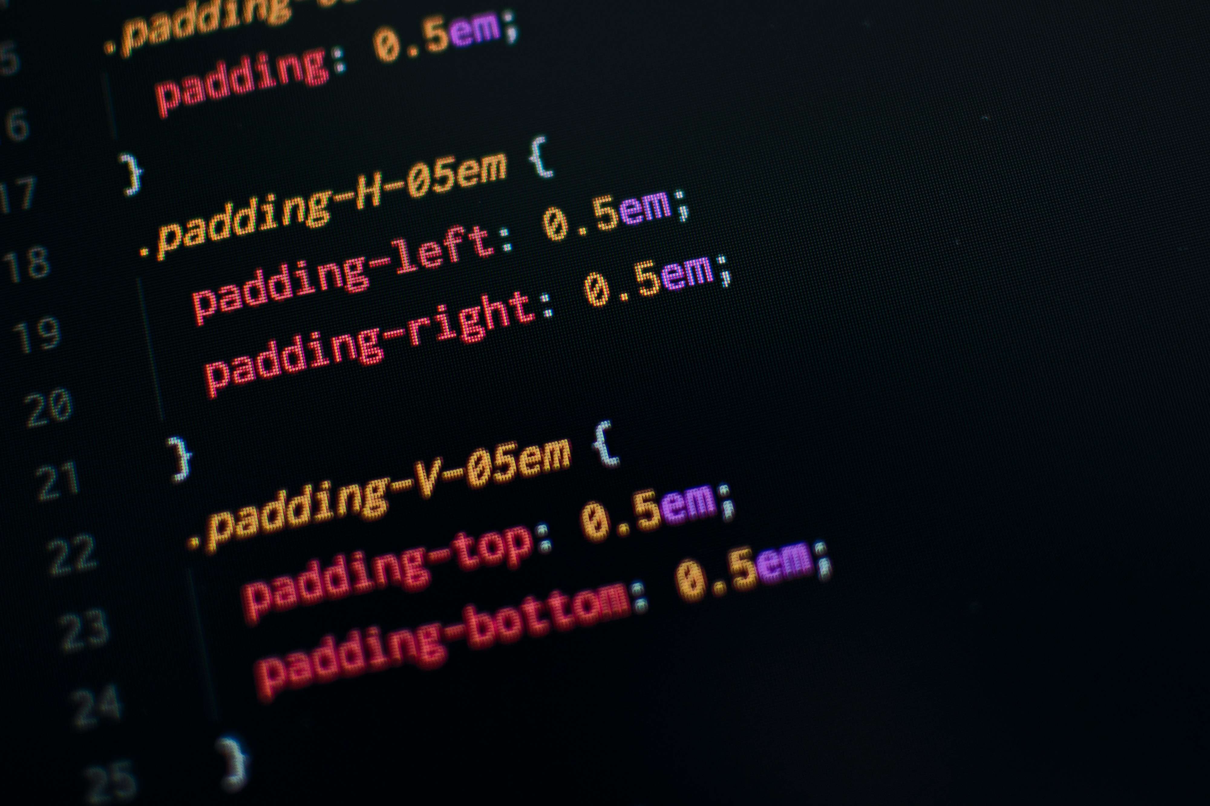 Roter Code auf dunklem Hintergrund, der CSS-Eigenschaften für Abstände (Oben, Unten, Links, Rechts) zeigt.